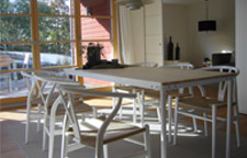 Y-Stuhl von Wegner, Lehni-Tisch mit massiver Ahornplatte, Louis Poulsen-Deckenleuchte