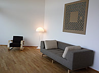 Sofa Delphi von Hannes Wettstein, Sessel Alvar Aalto, Stehleuchte Louis Poulsen